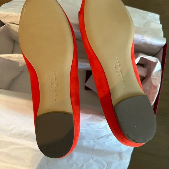 SALVATORE FERRAGAMO US 7 FLATS $365!